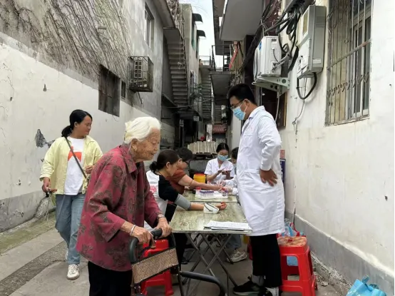 宛城区：爱心义诊进社区 健康服务暖人心